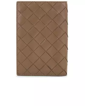Плетеный футляр для паспорта Bottega Veneta, цвет Pinecone & Gold