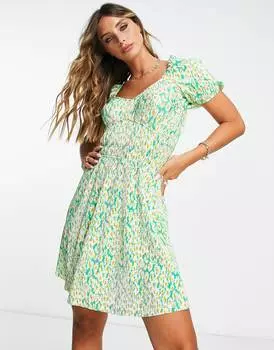Плиссе мини-платье мини с короткими рукавами и талией ASOS DESIGN с цветочным принтом ромашки