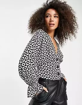 Плиссированная блузка с длинными рукавами и пуговицами спереди ASOS