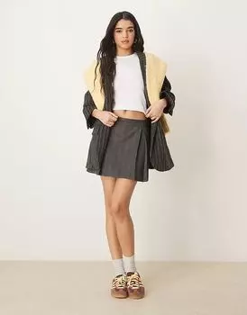 Плиссированная мини-юбка серого цвета с узором «ёлочка» ASOS DESIGN