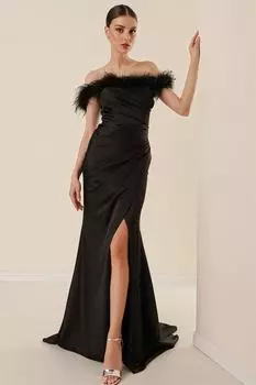 Плиссированное атласное длинное платье с разрезом спереди и воротником Мадонны на подкладке из перьев, черное By Sayg, черный