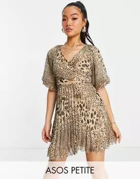 Плиссированное мини-платье с запахом и анималистичным принтом ASOS DESIGN Petite