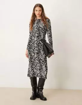 Плиссированное платье миди с вырезом-лодочкой и монохромным анималистичным принтом Vila
