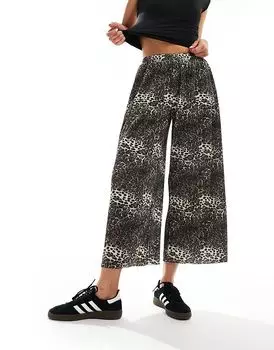 Плиссированные широкие брюки-кюлоты из ткани с анималистичным принтом ASOS DESIGN