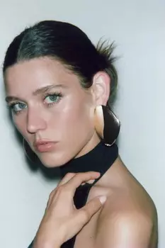Плоские металлические серьги ZARA, золотой