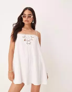 Пляжное мини-платье ASOS DESIGN с фактурной вставкой из салфетки белого цвета
