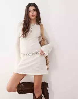 Пляжное мини-платье Reclaimed Vintage с расклешенными рукавами, связанное крючком, кремового цвета