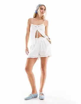 Пляжные шорты Esmee Exclusive с отделкой воланом белого цвета Esme