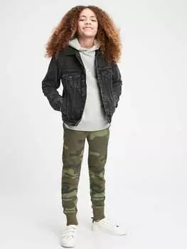 Плюшевые джоггеры с камуфляжным принтом и вышитым логотипом Gap, цвет brown/green