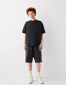 Плюшевые шорты-бермуды с эффектом потертости Bershka, черный