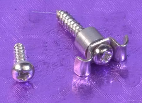 Подлинная оригинальная струнная направляющая Fender 60-х годов с никелевой прокладкой и винтами Genuine Fender Original '60s New Old Stock String Guide With Screws