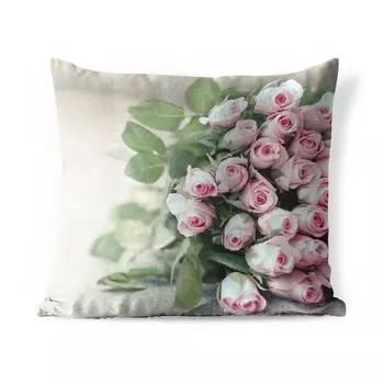 Подушка для улицы MuchoWow — на столе лежит большая книга с розовыми розами. - 60x60 см - Защита от атмосферных воздействий - Подушки для отдыха - Чехлы на подушки - Декоративные чехлы на подушки - Декоративные чехлы на подушки, мультиколор