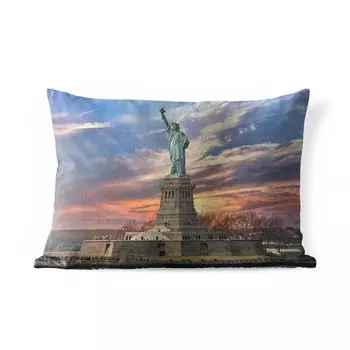 Подушка для улицы MuchoWow - Статуя Свободы в Нью-Йорке на закате - 60x40 см - Устойчивость к атмосферным воздействиям - Подушка для отдыха - Чехлы для подушек - Декоративные чехлы для подушек - Декоративные чехлы для подушек, мультиколор