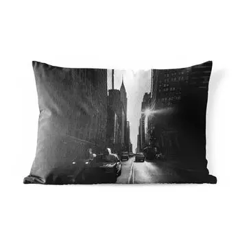 Подушка для улицы MuchoWow — Тихая улица в Нью-Йорке в черно-белом цвете — 60x40 см — Устойчивость к атмосферным воздействиям — Подушка для отдыха — Чехлы для подушек — Декоративные чехлы для подушек — Декоративные чехлы для подушек, мультиколор