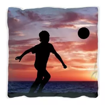 Подушка Wallario Premium, мягкая поверхность, с футбольным мотивом - маленький мальчик, играющий на закате, размер: 60 х 60 см, с белой спинкой