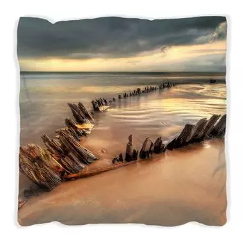 Подушка Wallario Premium, мягкая поверхность, с изображением крушения лодки в Ирландии на пляже, размер: 60 x 60 см, с белой спинкой