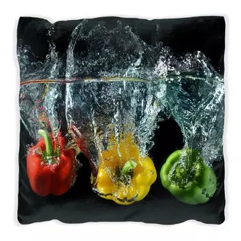 Подушка Wallario Premium, мягкая поверхность, с мотивом из смеси перцев - свежий перец красного, желтого и зеленого цвета в воде, размер: 60 x 60 см, с белой изнанкой.