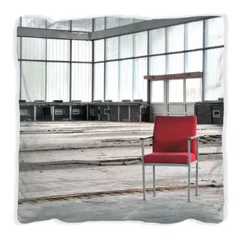 Подушка Wallario Premium, мягкая поверхность, с мотивом тишины и пустоты - одинокий красный стул в старом зале, размер: 40 х 40 см, с белой спинкой