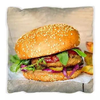 Подушка Wallario Premium, мягкая поверхность, с мотивом гамбургера, свежим салатом и картофелем фри, размер: 60 x 60 см, с белой спинкой