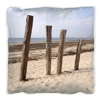 Подушка Wallario Premium, мягкая поверхность, с мотивом песчаного пляжа с деревянными опорами на берегу Атлантического океана, размер: 40 х 40 см, с белой спинкой