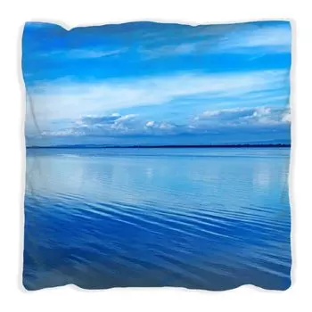 Подушка Wallario Premium, мягкая поверхность, с мотивом «Голубой морской залив в Италии» с отражением в воде, размер: 40 x 40 см, с белой спинкой