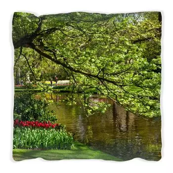 Подушка Wallario Premium, мягкая поверхность, с яркими цветами в парке у воды, ранние цветы на берегу, размер: 40 х 40 см, с белой спинкой