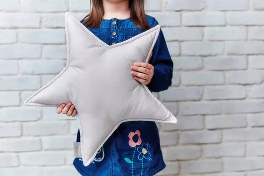 Подушка-звезда KraftKids с украшением однотонная серая