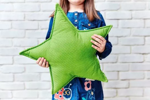 Подушка-звезда KraftKids с украшением в белые точки на зеленом