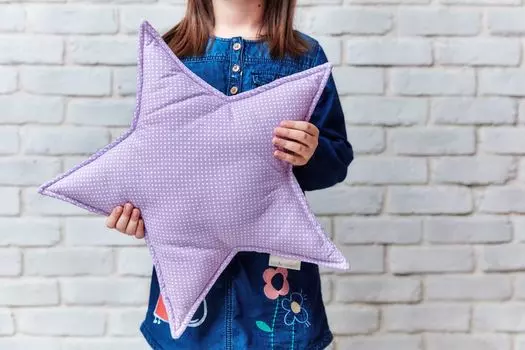 Подушка-звезда KraftKids с украшением в белые точки на фиолетовом фоне