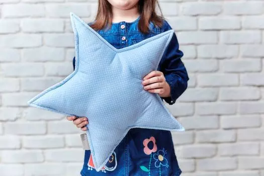 Подушка-звезда KraftKids с украшением в белые точки на голубом фоне