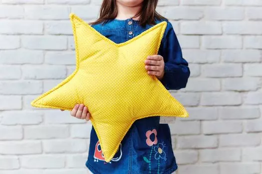 Подушка-звезда KraftKids с украшением в белые точки на желтом