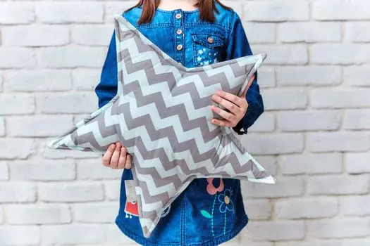 Подушка-звезда KraftKids с украшением в виде шеврона светло-серого и мятного цвета