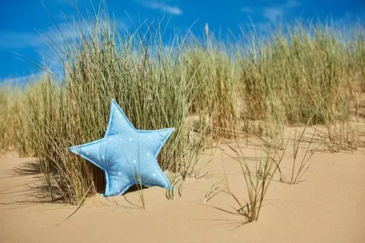 Подушка-звезда KraftKids с закругленными треугольниками, белая на синем