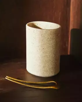 Полосатый держатель для зубных щеток из смолы Zara Home, бежевый