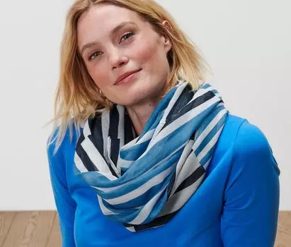 Полосатый шарф с петлями Tchibo