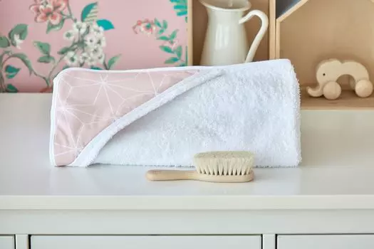 Полотенце KraftKids с капюшоном, белые тонкие ромбы на старом розовом фоне, белый