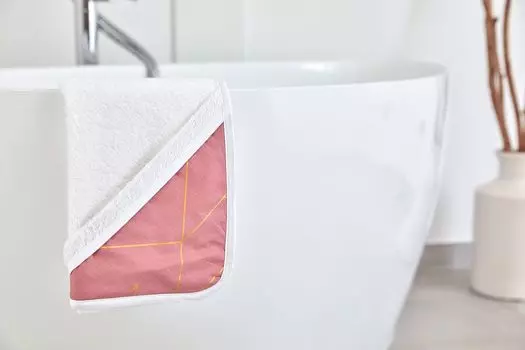 Полотенце KraftKids с капюшоном золотистые линии на розовом, розовый