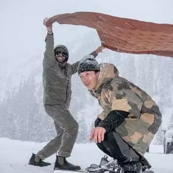 Пончо стретч-даун мужские Mountain Hardwear, цвет Sandstorm Camo Print