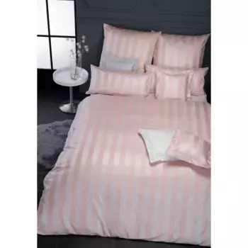 Постельное белье Curt Bauer «Como» из мягкой парчи Mako дамасского качества, изготовлено из 100% хлопка. На молнии STANDARD 100 от OEKO-TEX, цвет kirsche