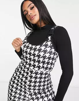 Потертые лыжные комбинезоны в ломаную клетку