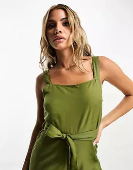 Потертый льняной комбинезон цвета хаки с завязкой на талии