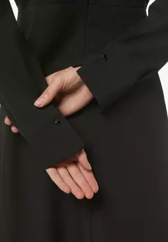 Повседневное платье FLIESSENDES CREPE MIT V AUSSCHNITT comma, черный