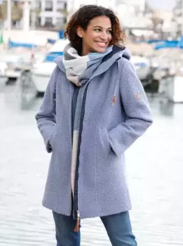 Повседневный образ: длинная куртка с капюшоном Casual Looks, синий