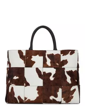 Пятнистая сумка с кисточками из теленка Intreccio Bottega Veneta, цвет White, Brown, & Fonda