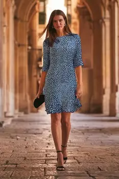 Пятнистое платье с рюшами внизу Sosandar, синий