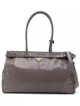 Prada большая эмалевая сумка с треугольным логотипом на поясе, серый