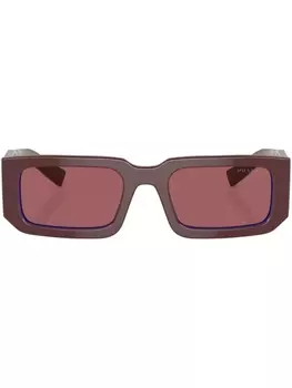 Prada Eyewear солнцезащитные очки в прямоугольной оправе, красный