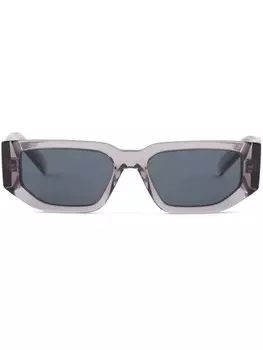 Prada Eyewear солнцезащитные очки в прямоугольной оправе с треугольным логотипом, серый