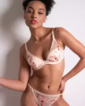 Предварительно сформированный объемный бюстгальтер на косточках Suzy Passionata, цвет Crema