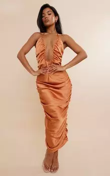PrettyLittleThing Атласное платье мидакси с глубоким вырезом и рюшами ярко-оранжевого цвета